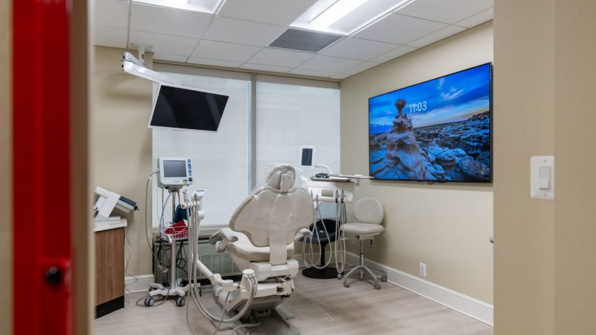 6_Opratory_white_red frame